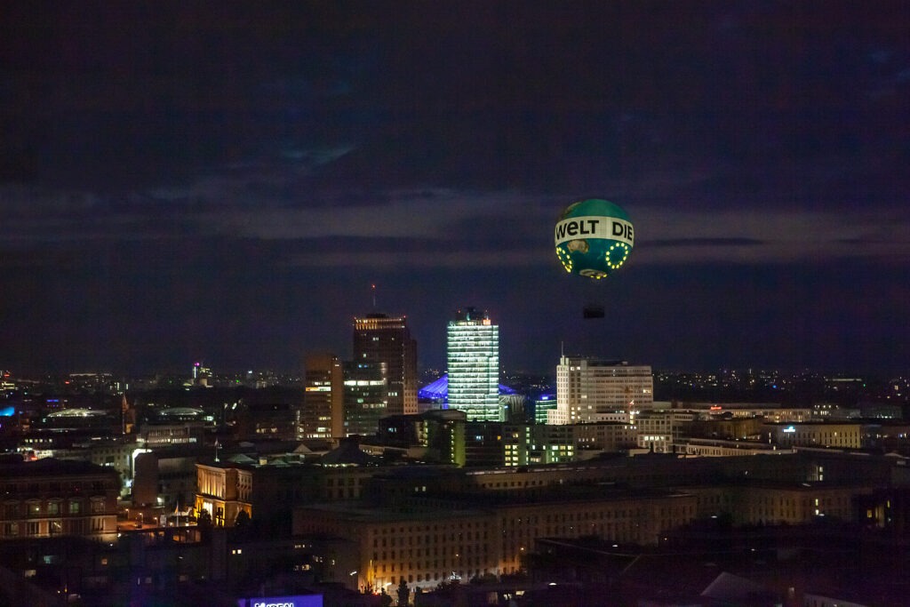 Skyline mit dem Weltballon mit Europasternen, vom Arbeitgeberverband Gesamtmetall