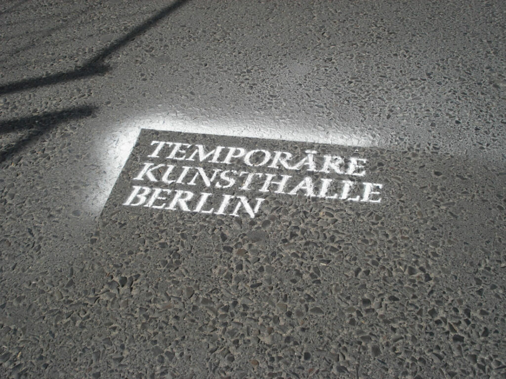 Für die Temporäre Kunsthalle Berlin wurden Straßen mit dessen Aufschrift besprüht.