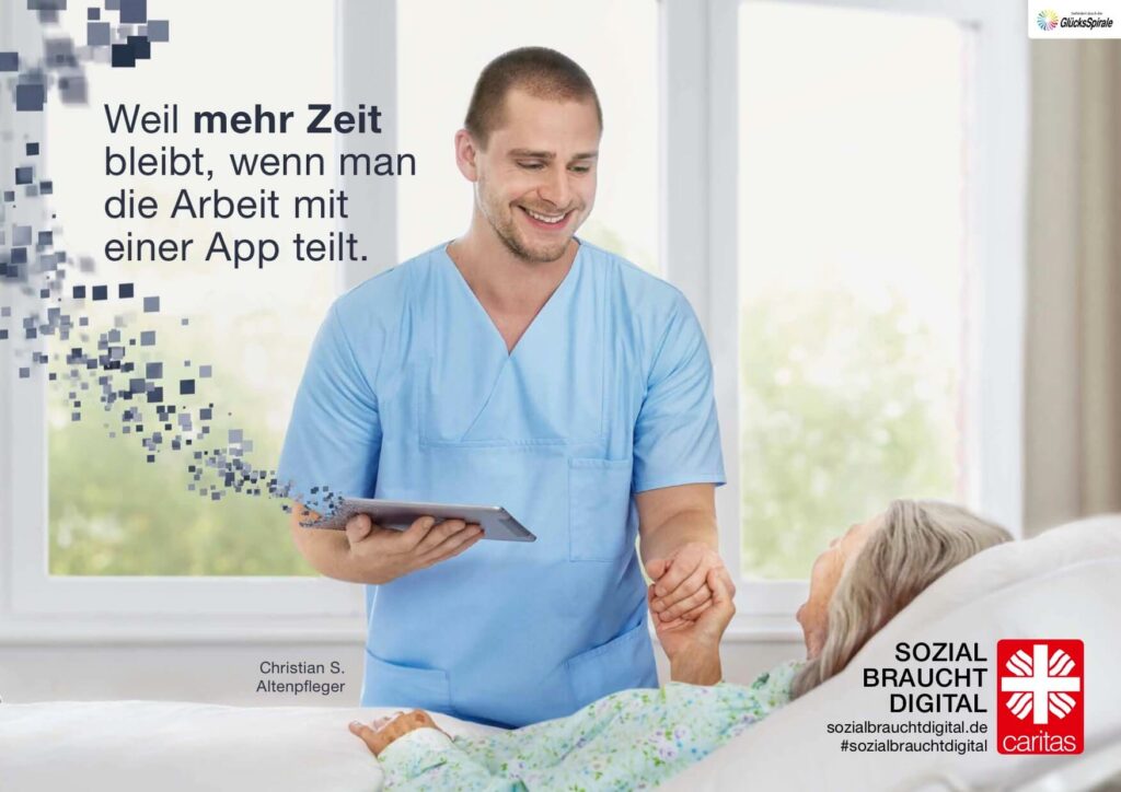 Eine Pfleger am Krankenbett mit einem Tablet. Sozial braucht digital.