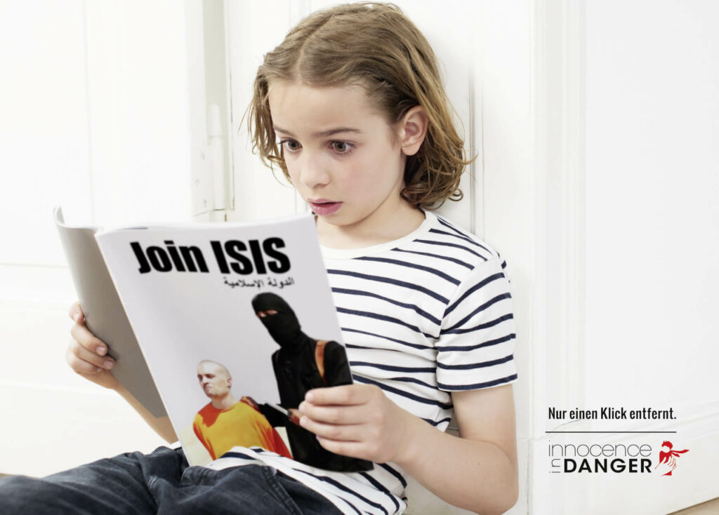 Postkarte mit einem Jungen, der ein Magazin über Terror liest. Innocence in Danger.