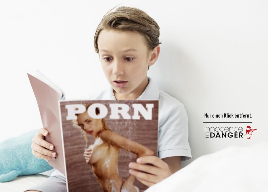 Postkarte mit einem Jungen, der ein Pornomagazin liest. Innocence in Danger.