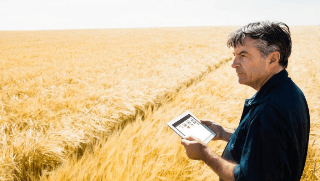Social Media Beitrag von 365 Farmnet zeigt einen Landwirt mit einem Tablet am Feld