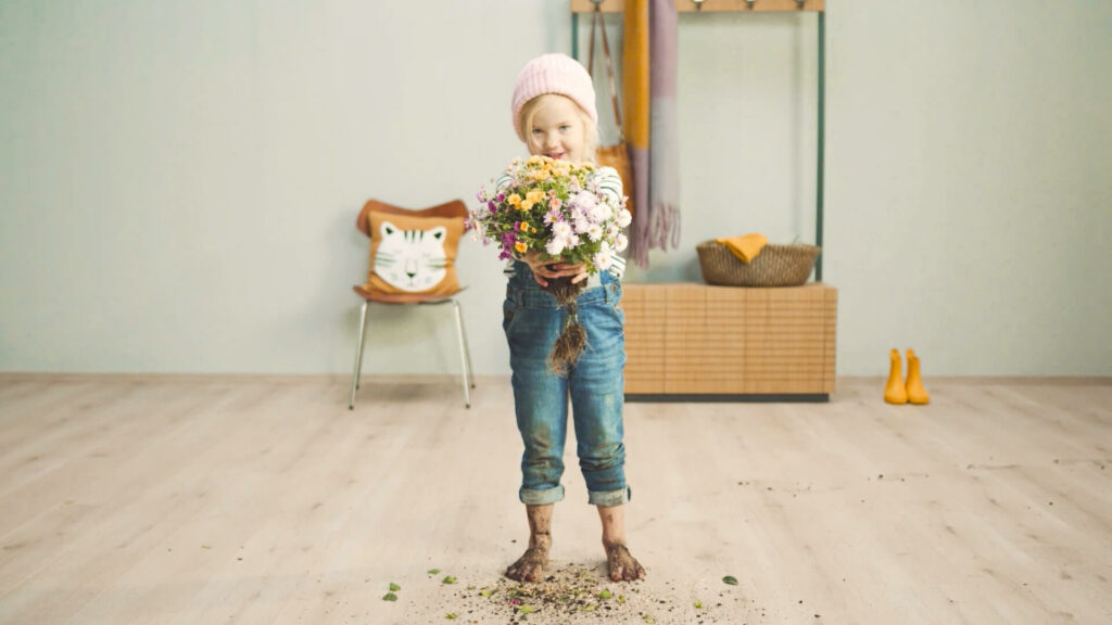 Mädchen mit einem Blumenstrauß auf dem Parador Modular ONE Boden